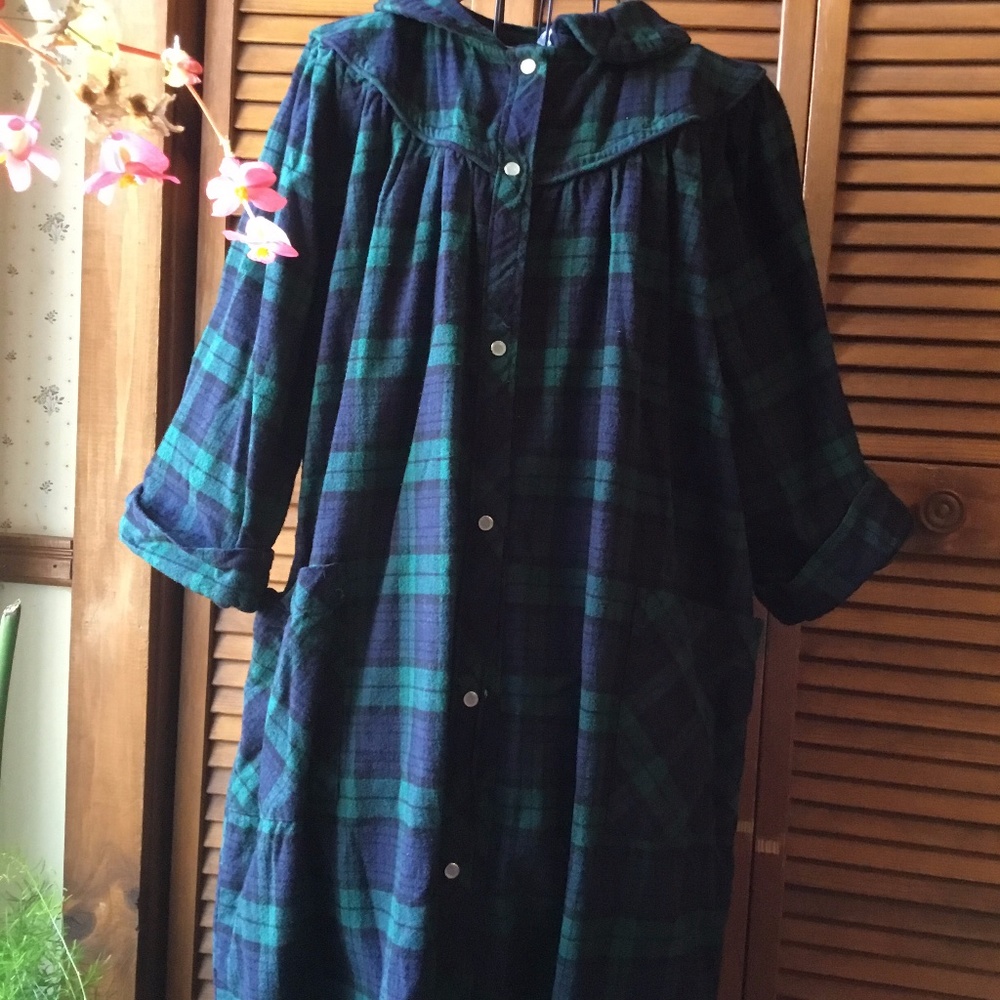 VT COUNRY STORE GREEN PLAID  ROBE SNAP FRONT L